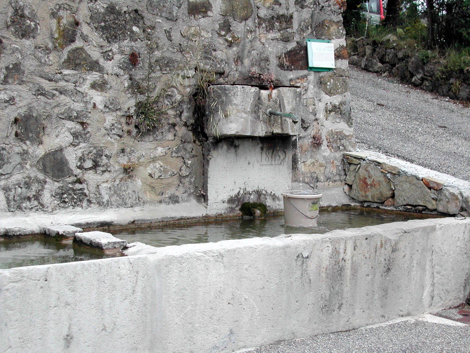 Photo Fountain and washhouse of the Plus Bas Village