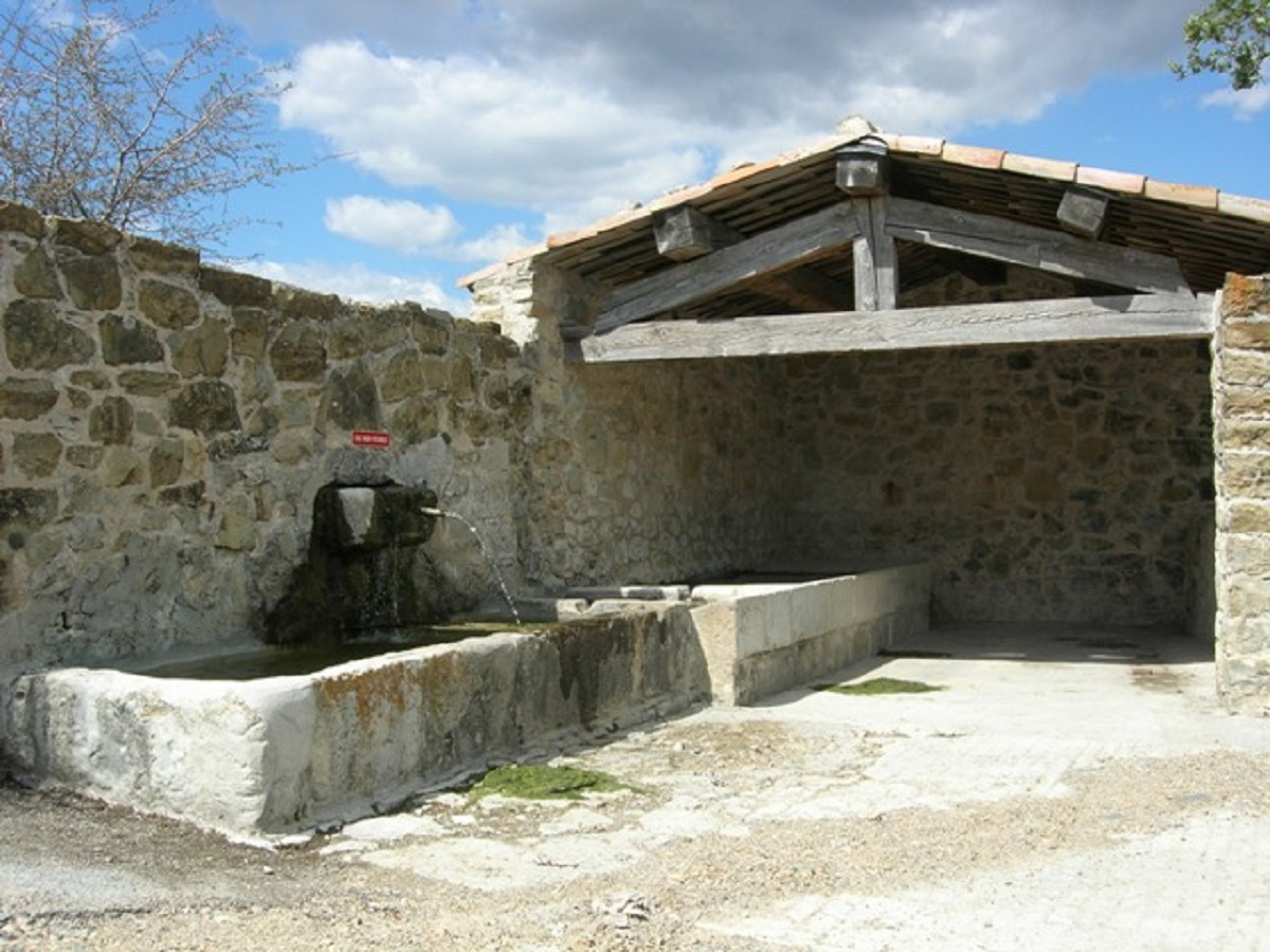 Photo Fountain and washhouse of the Plus Haut Village