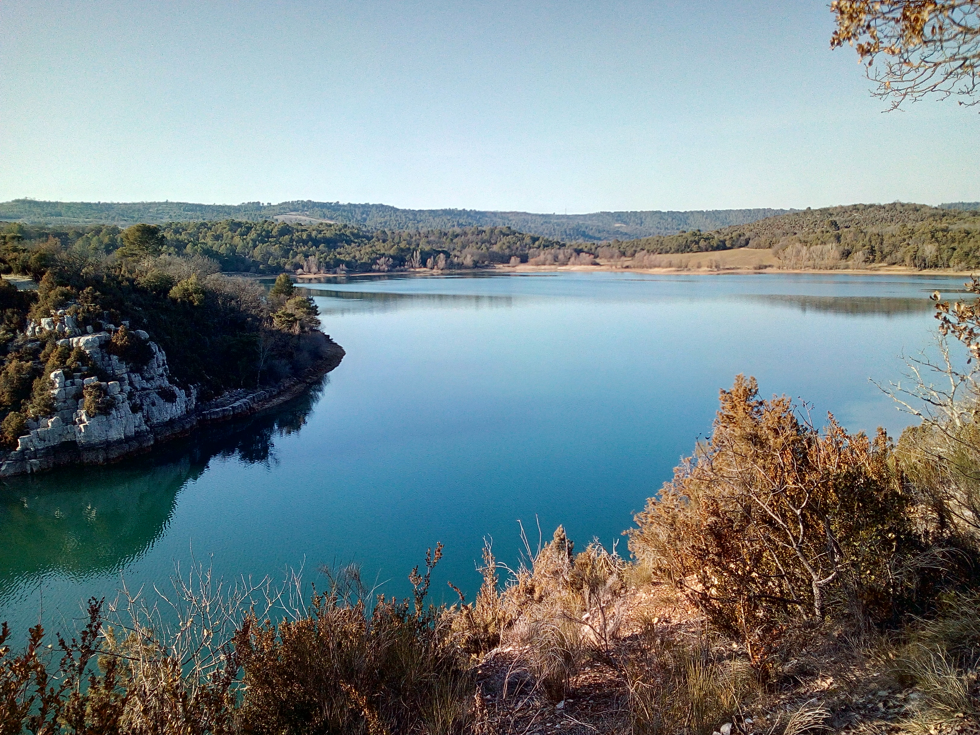 Photo Lake of Artignosc and its shady beaches