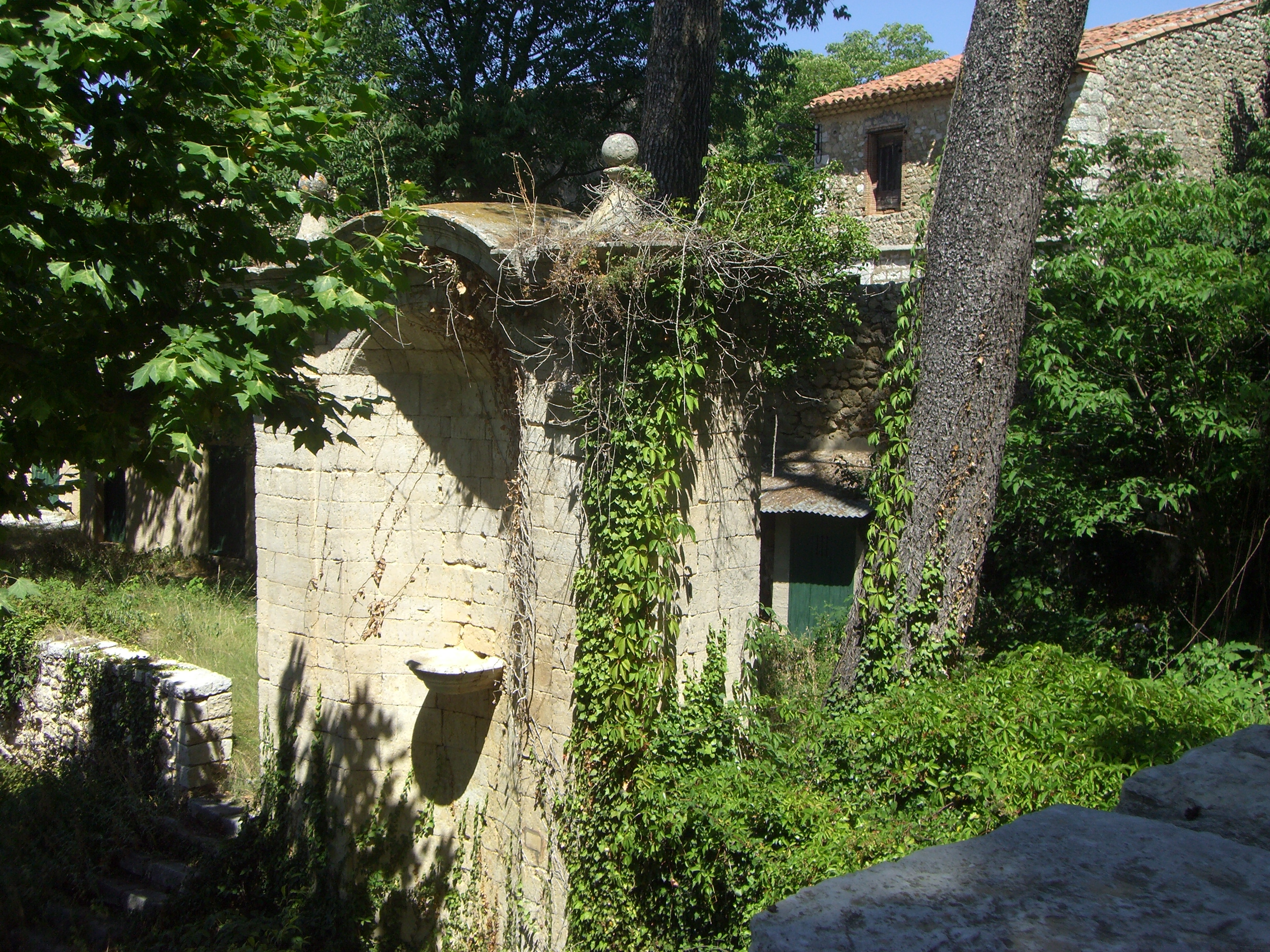 Photo Fountain in the large garden