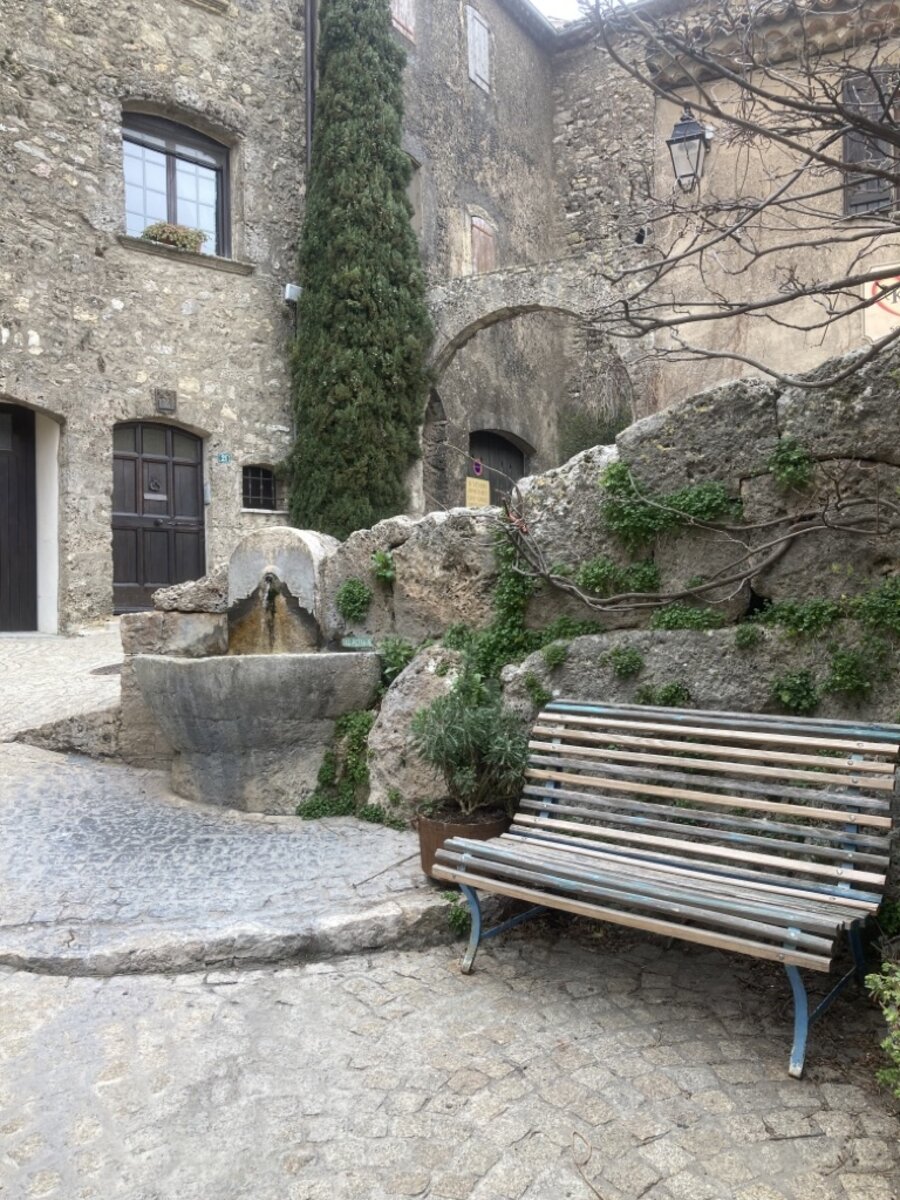 Photo Fountain of the old castle