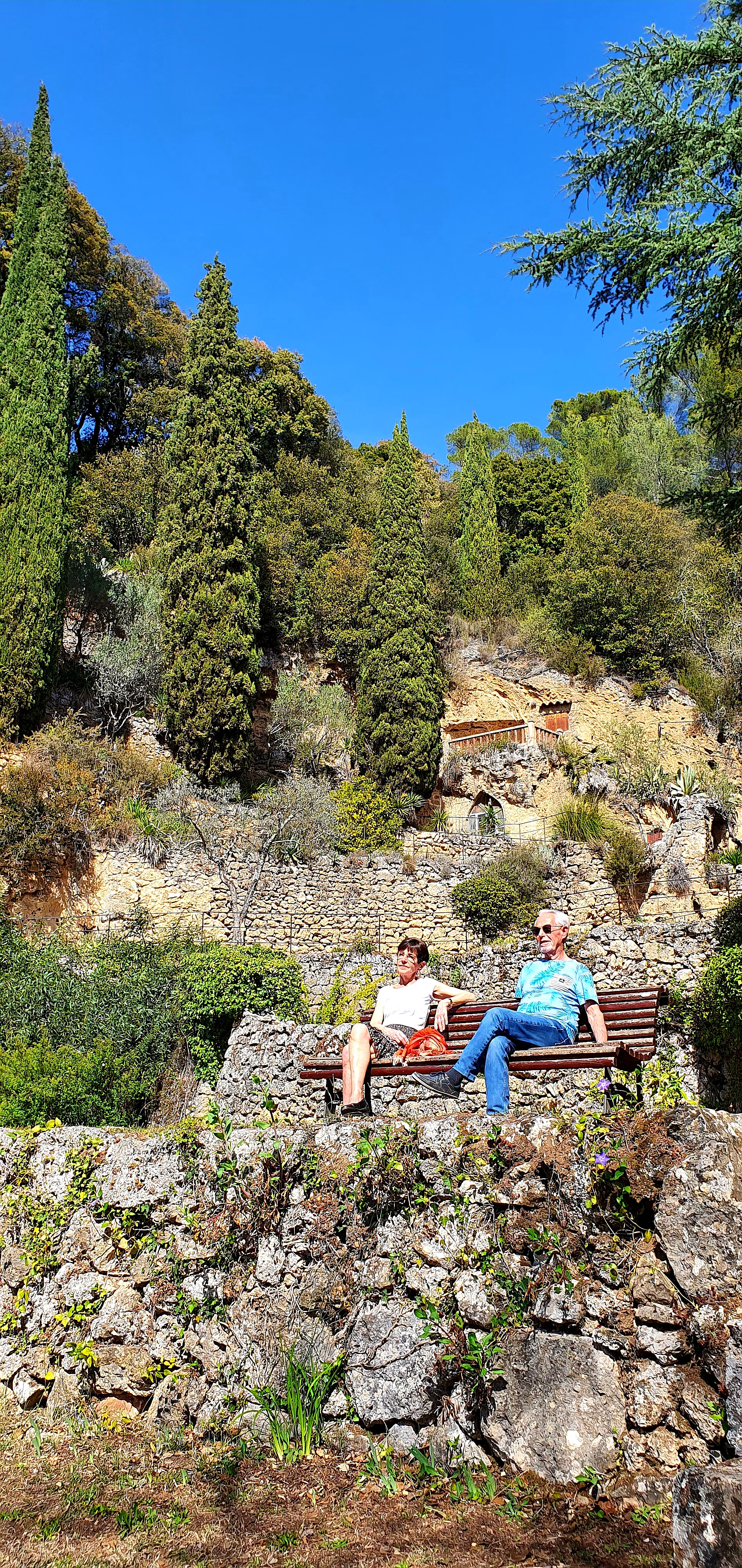 Tranquillement sur un banc - Parc de Villecroze