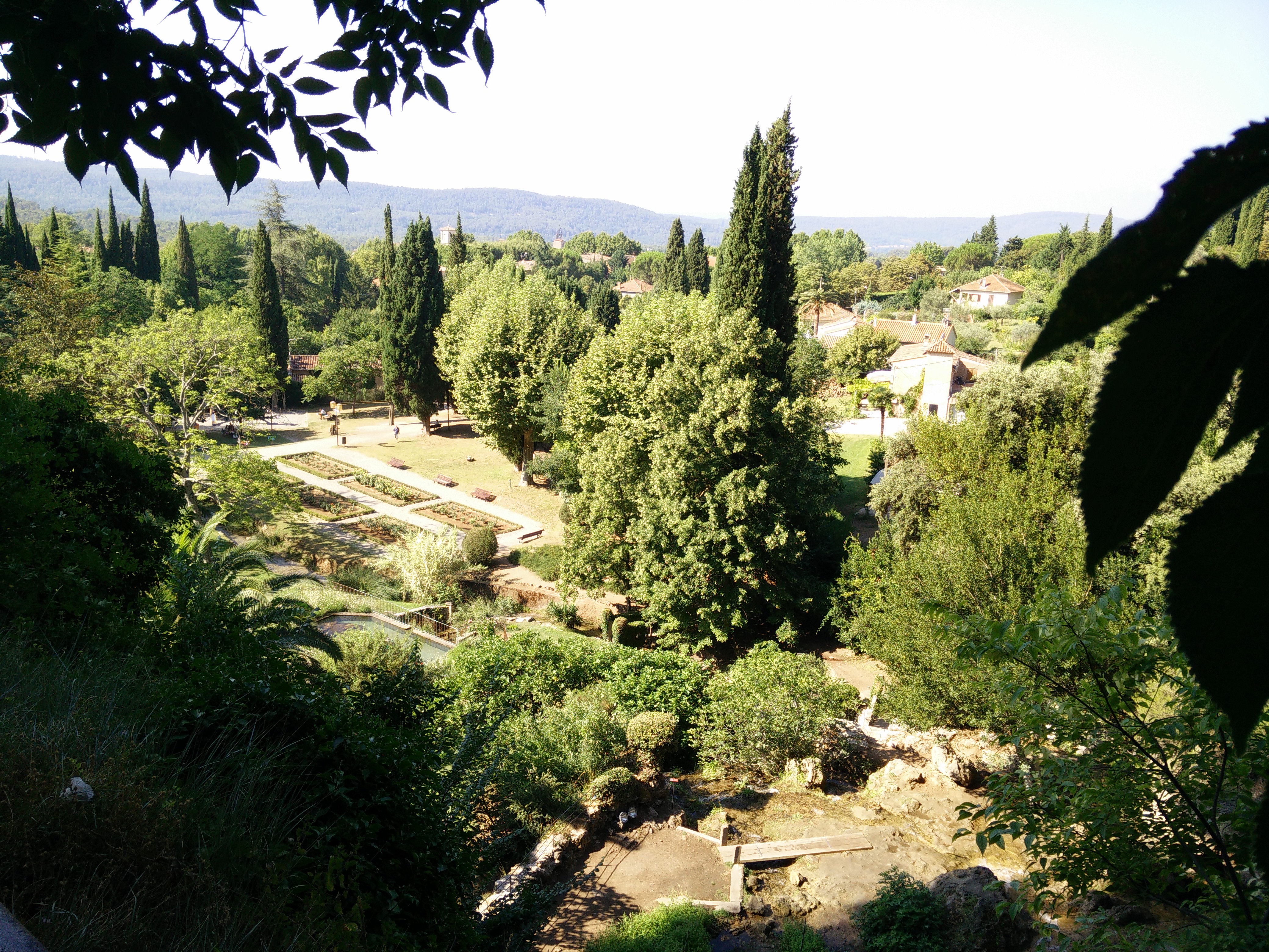 devant la falaise de tuf - Parc de Villecroze