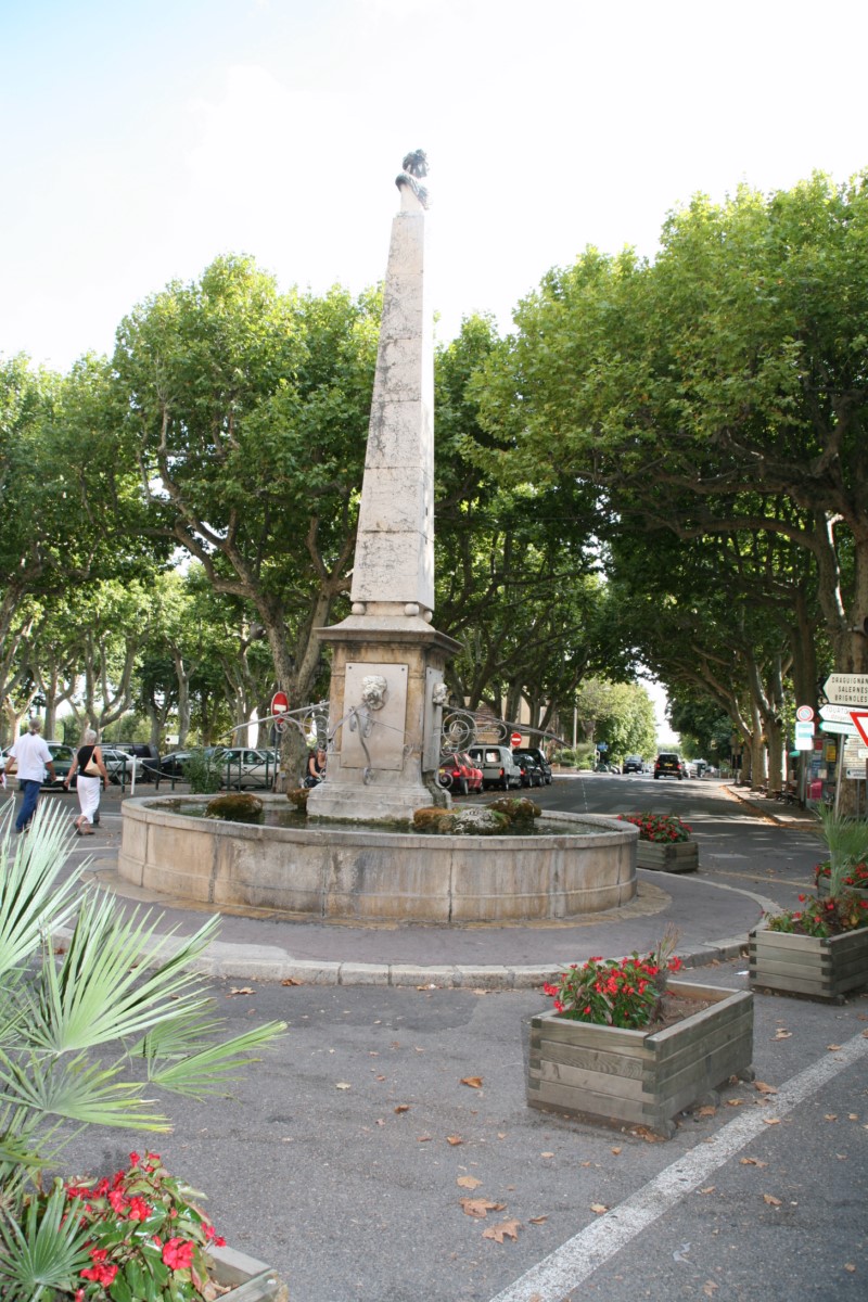 Photo Fountain with bust of Marianne