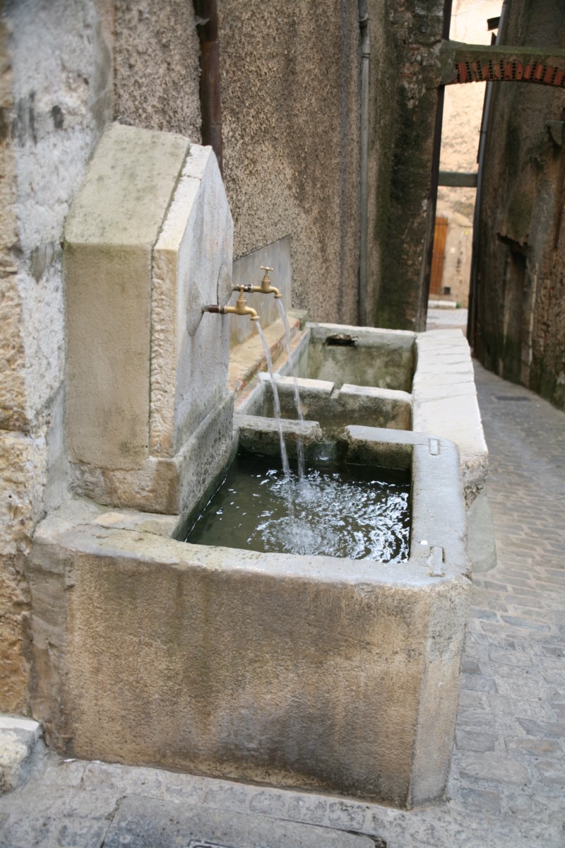 Photo Notre Dame street fountain-wash house