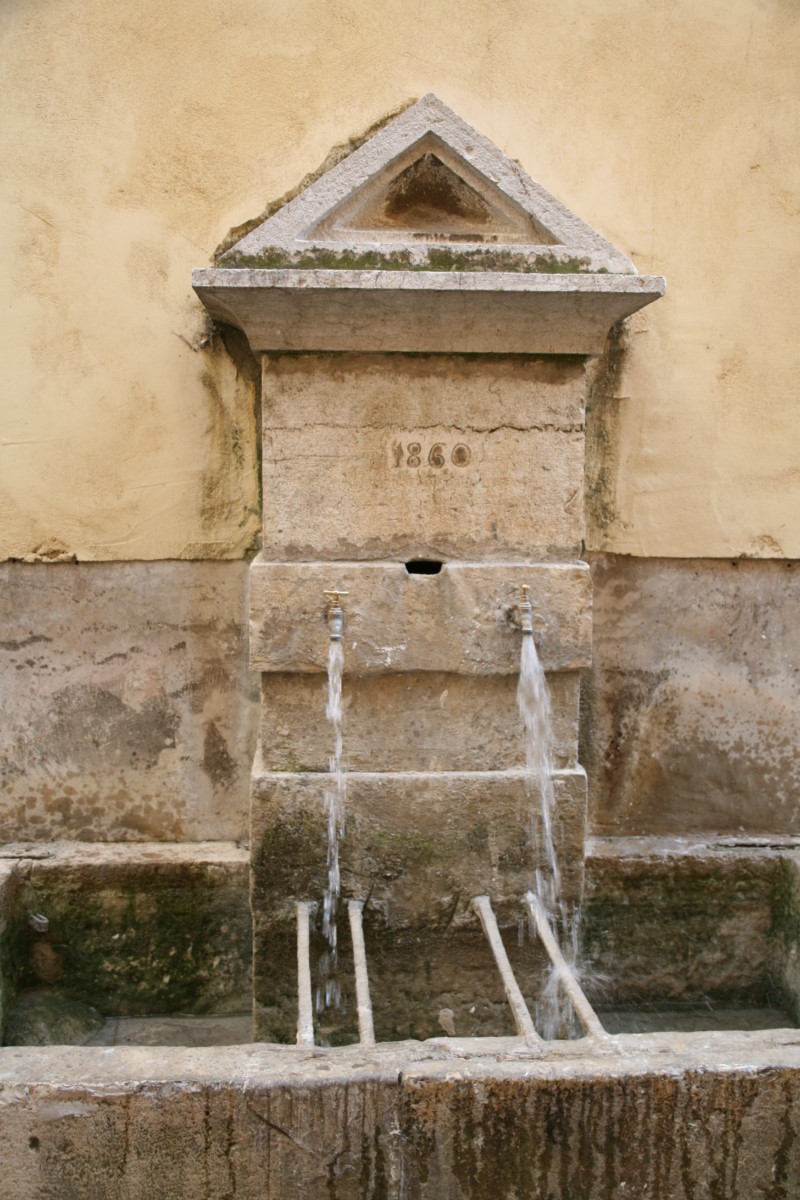 Photo Pontillac alley wash house-fountain