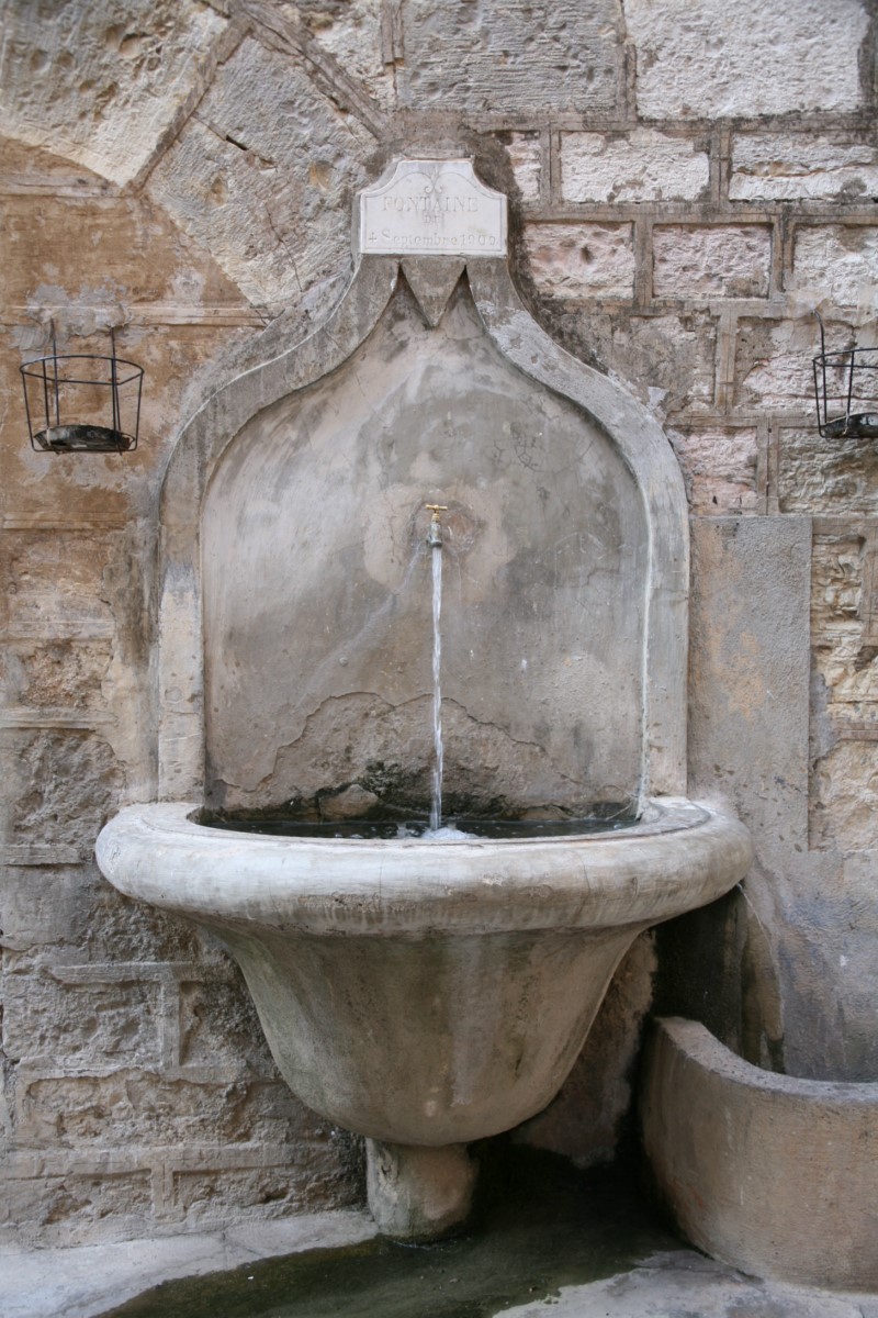 Photo Hôpital Vieux alley fountain