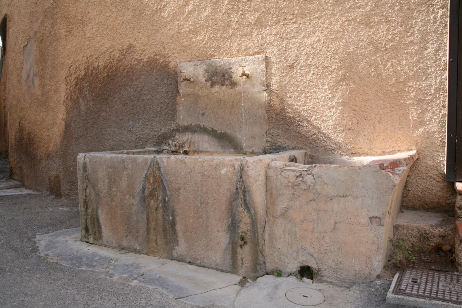 Photo Fontette street fountain-wash-house