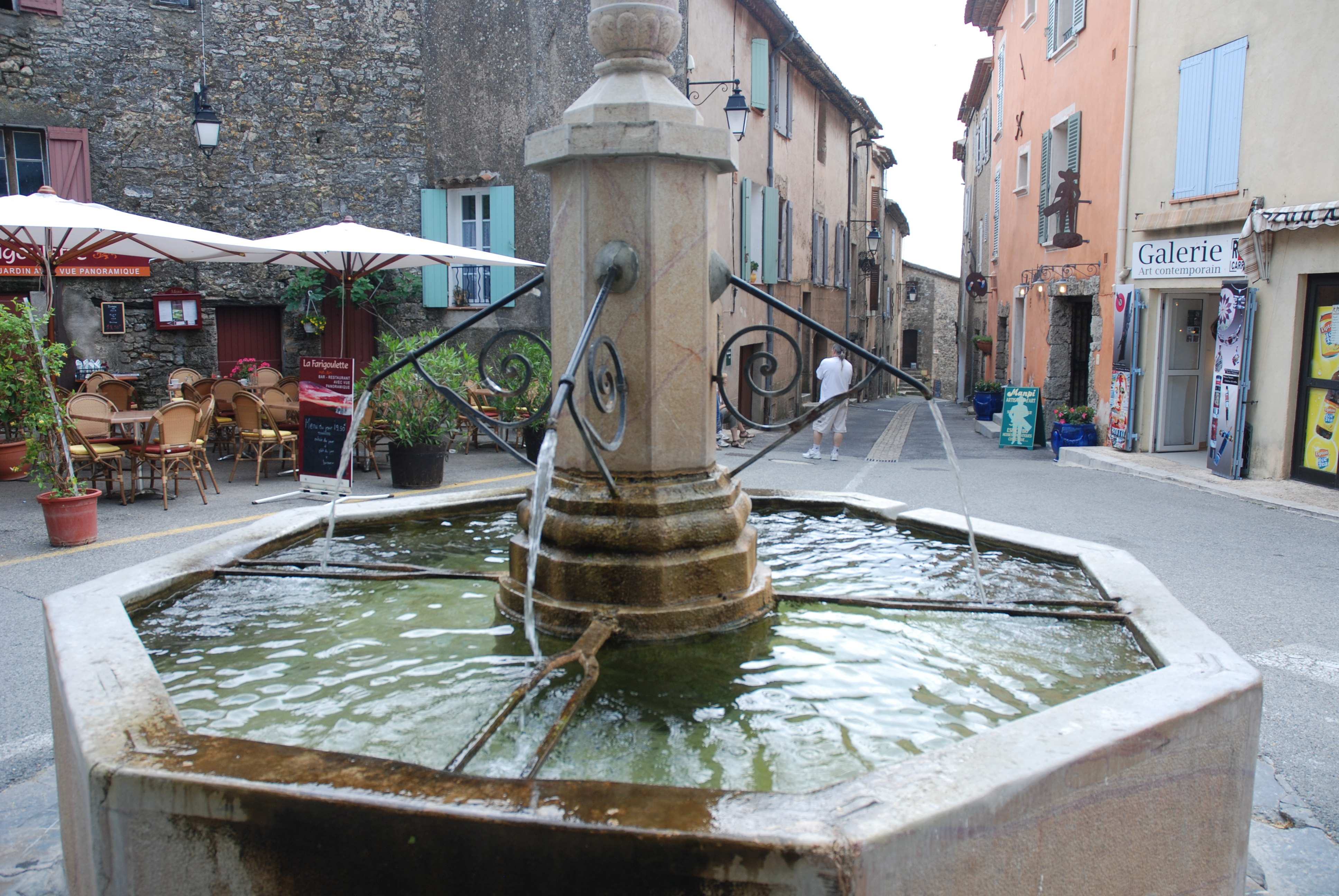 Photo Place des Ormeaux fountain